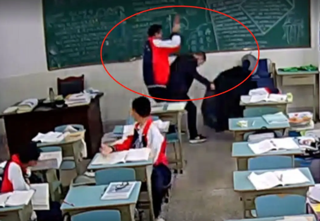 女老师上网课斥责学生，遭学校警告处分，有学生替老师叫屈