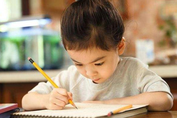 期末考试得满分，爸爸奖励女儿1分钟无限制购物，付款时呆住了