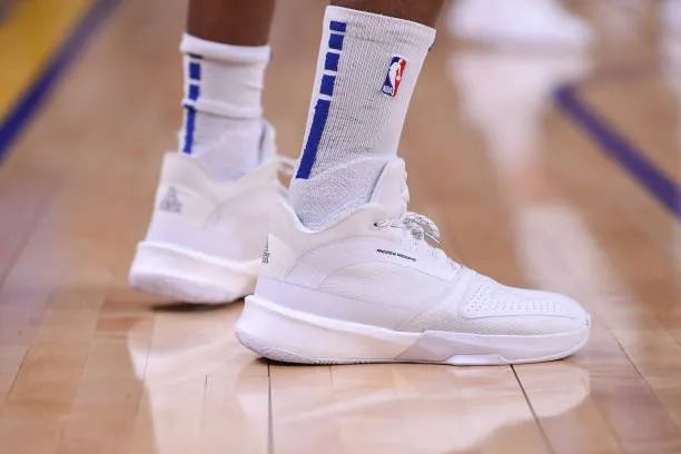 nba哪些人穿过哈登的鞋子(NBA球员上脚：罗斯穿Yeezy洞洞鞋，安踏和匹克的球鞋都有)