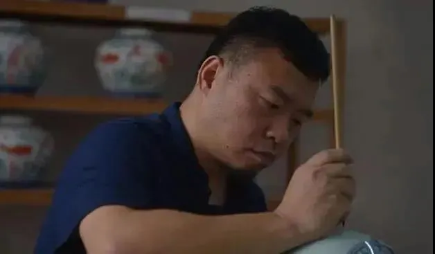 读瓷|三年的沉淀,烧出这一组绝美斗彩青花杯,太贵气了