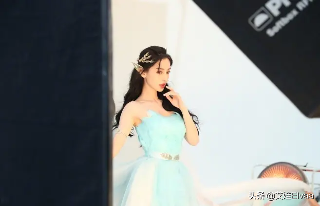 Angelababy离婚后首个生日大变样,穿裙戴假发,草地上许愿似精灵