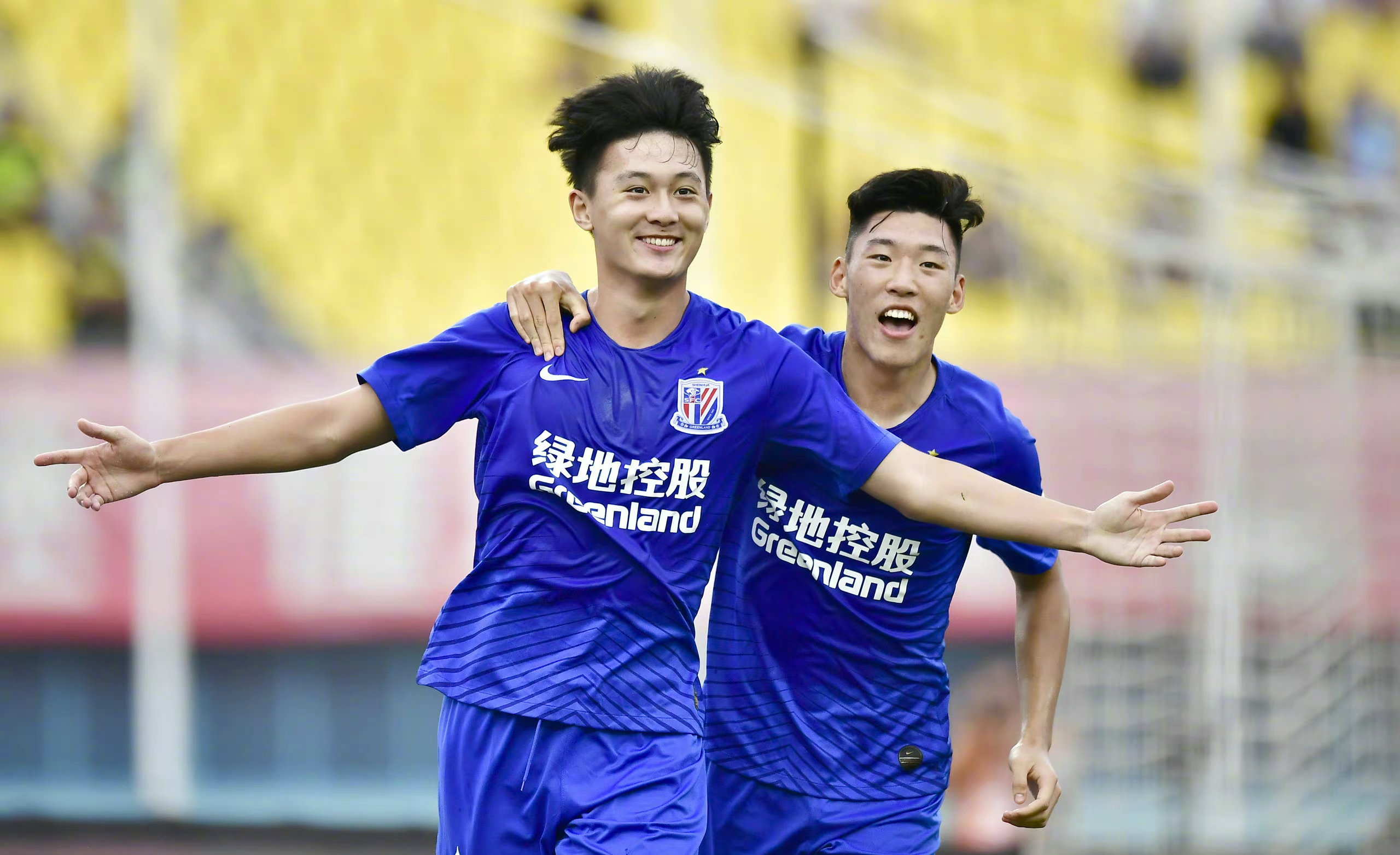 上海申花的大名单比较极端,要么就是u23新星,要么就是30岁以上的老将