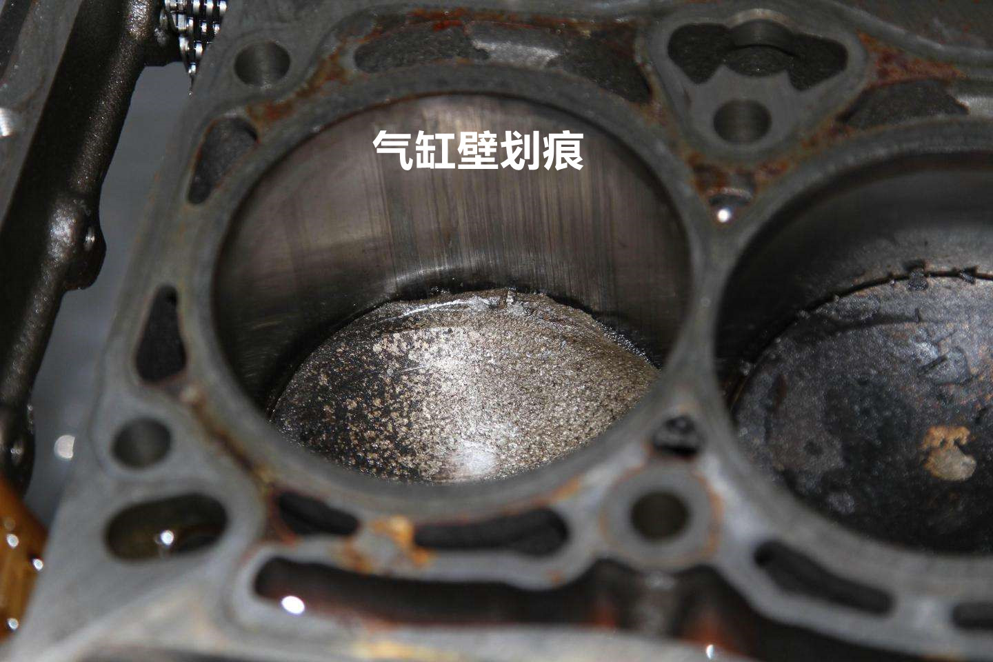 当发动机出现拉缸故障之后,由于在划伤处泄漏,所以气缸的密封性下降