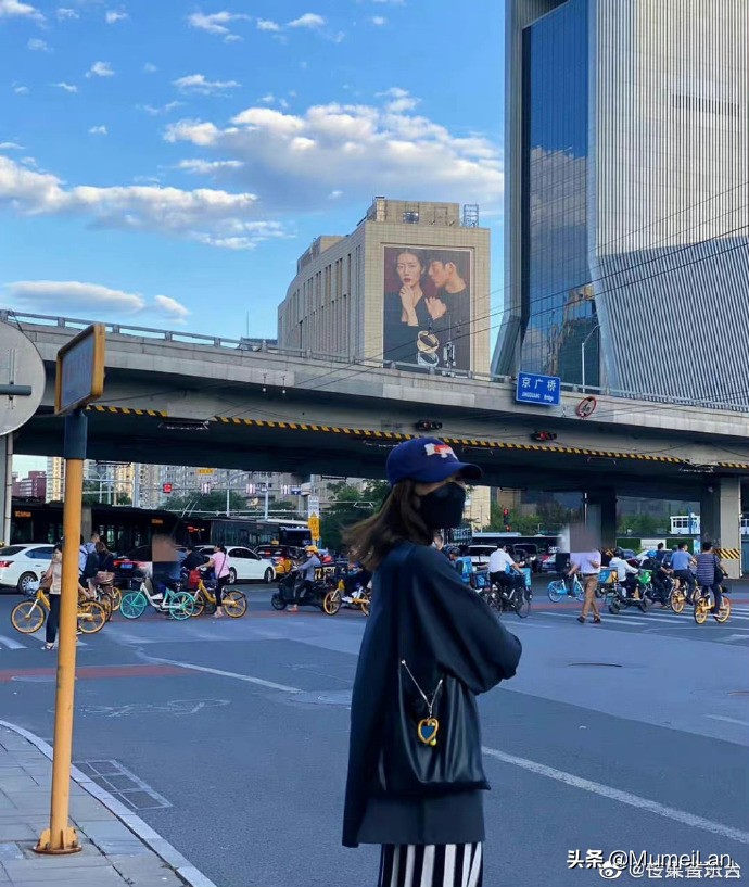 刘雯曾发过与井柏然双人广告牌合照