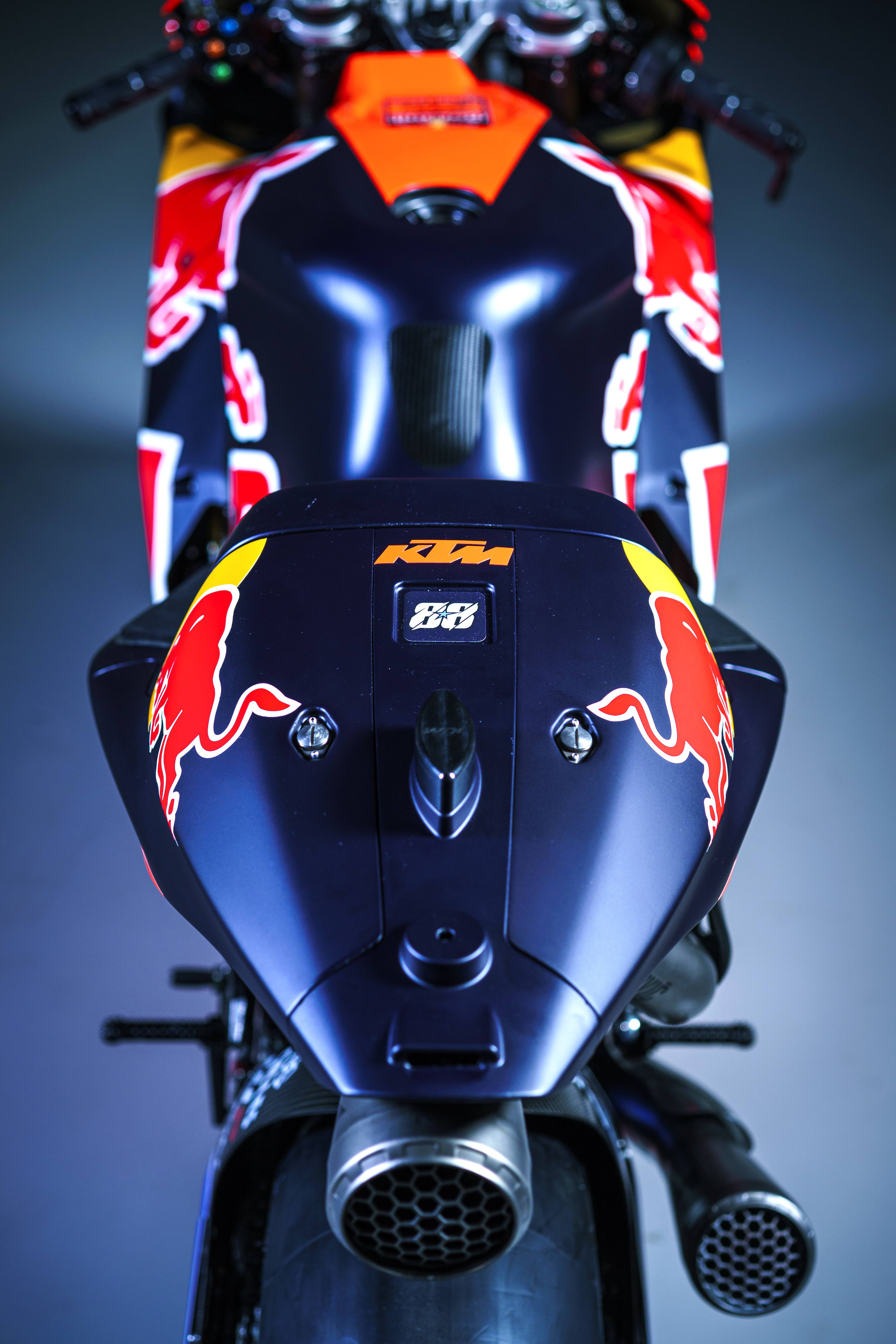 赛车rc比赛(MotoGP 2022：KTM MotoGP 红牛车队的 RC16 赛车)