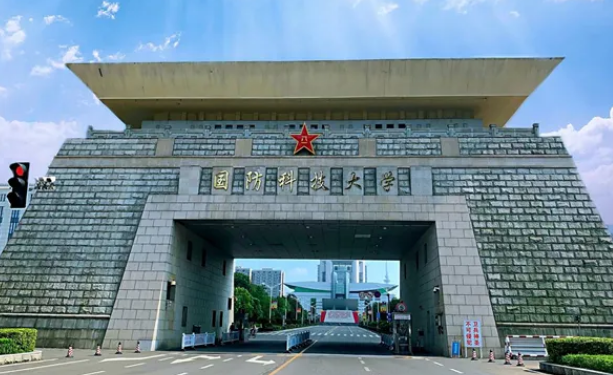 搬砖男孩高考620分，工地收到录取通知书，如今成边防排长