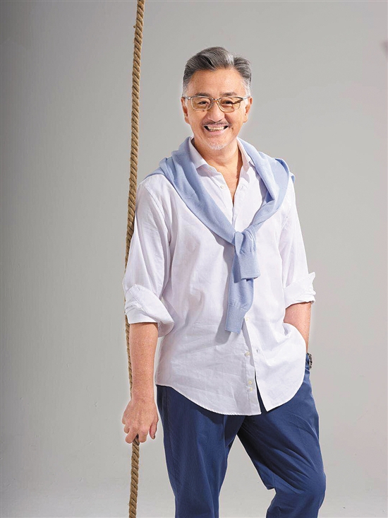 补充一句,吴岱融属于那种即便老了也丝毫没有油腻感的大叔级演员,他是