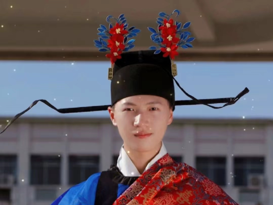 男大学生长相帅气，穿着“汉服”拍毕业照，他的一席话叫人称赞