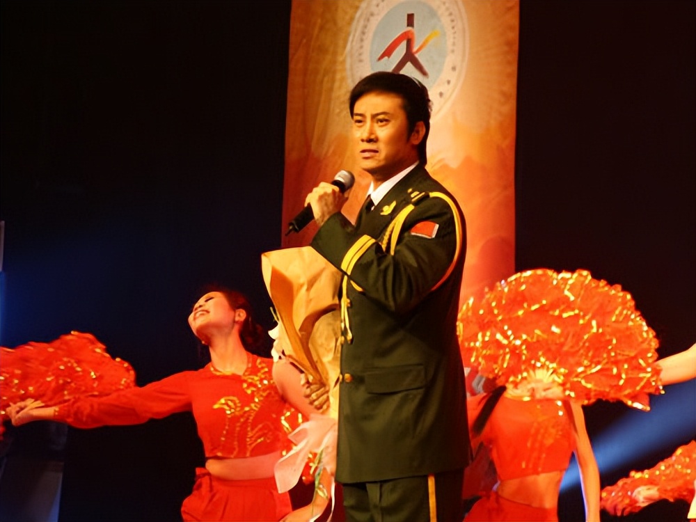 幸运的是,江涛得到了北京武警文工团的入职邀请,对方还给他提供了六十