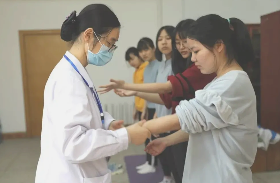 传言高考体检要“脱光光”？高三党惊慌失措，医生更无奈：没想看