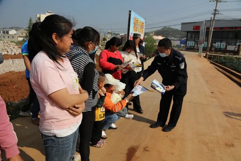 美丽乡村行丨陆良：让交通安全知识在田间地头“响起来”