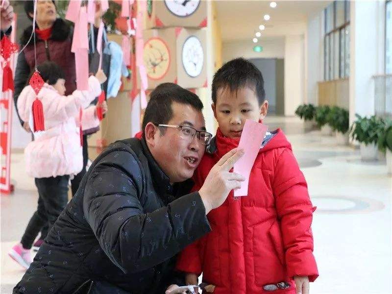 妈妈回娘家带8份礼品，孩子问“怎么没买玩具？”爸爸解释获高赞