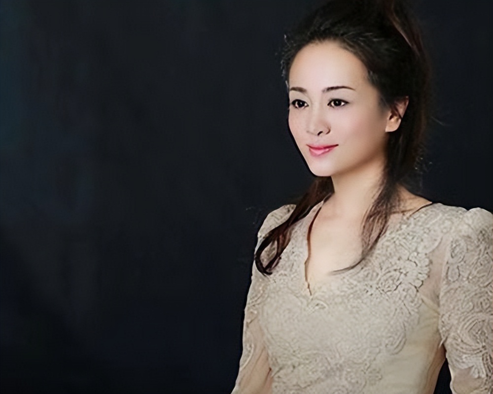 “尖嘴猴腮”别硬演公主，这8位女星告诉你，什么才叫金枝玉叶