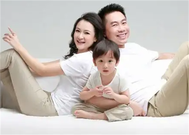 东方卫视名嘴袁鸣：丈夫是美籍华人，儿子十分可爱