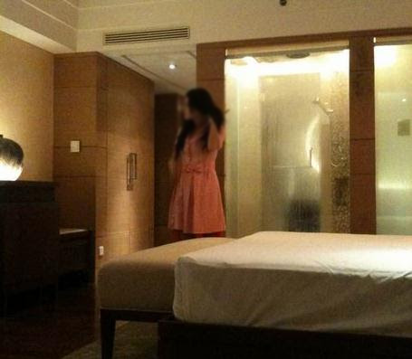 跨年夜开房，宾馆内居然藏着隐形摄像头！偷拍事件为何层出不穷？