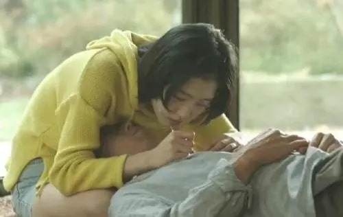 她的中文水平达10级，凭借“尺度片”得到认可，不惜为戏增重8斤