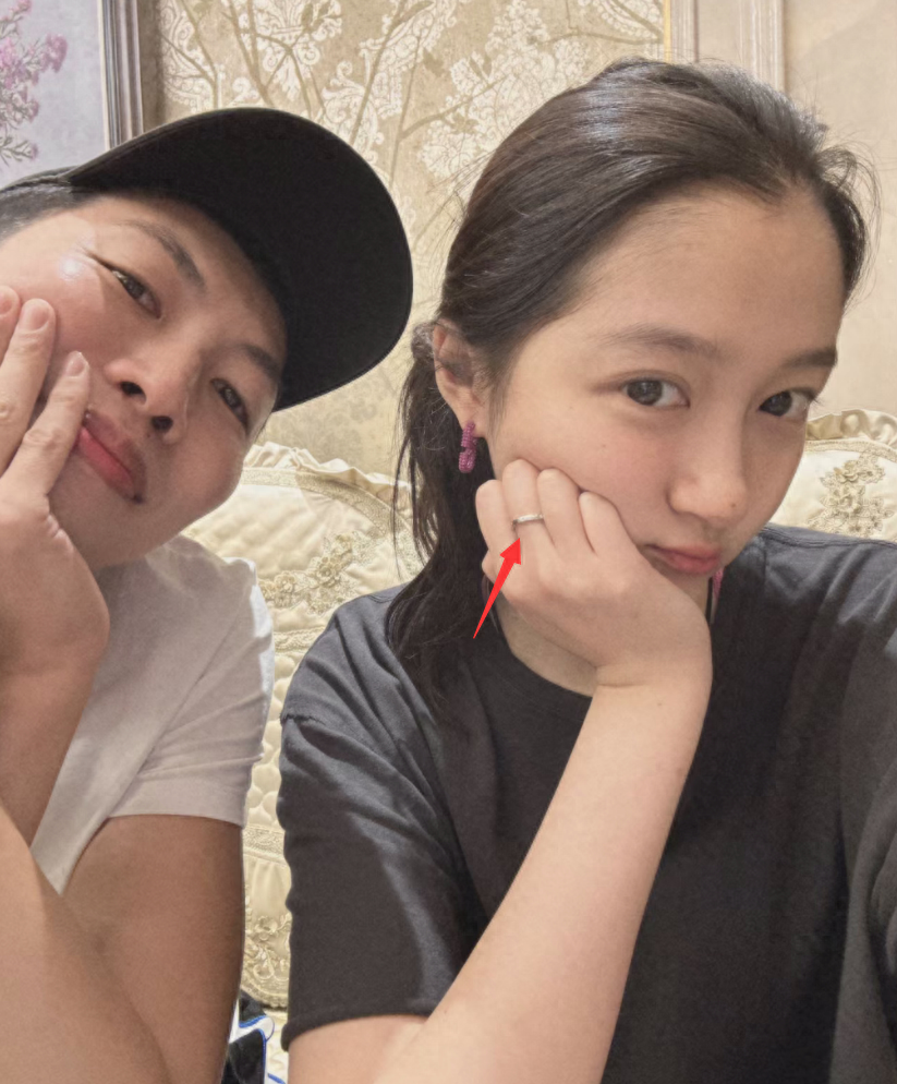 鹿晗卡点为关晓彤庆生,曝庆生现场照超浪漫,喝红酒吃3999元蛋糕