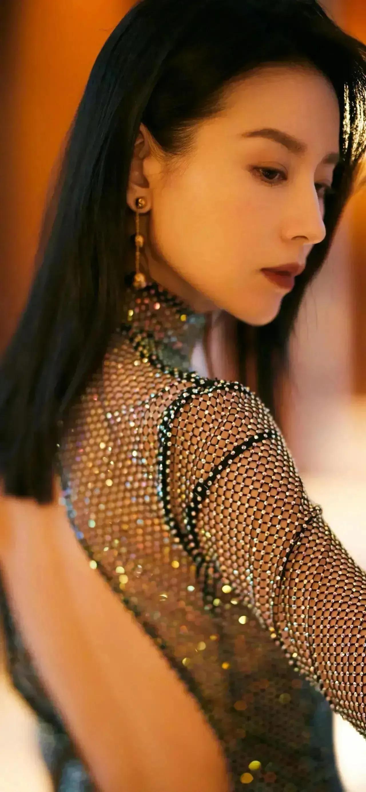 董洁：成熟优雅，气质如兰