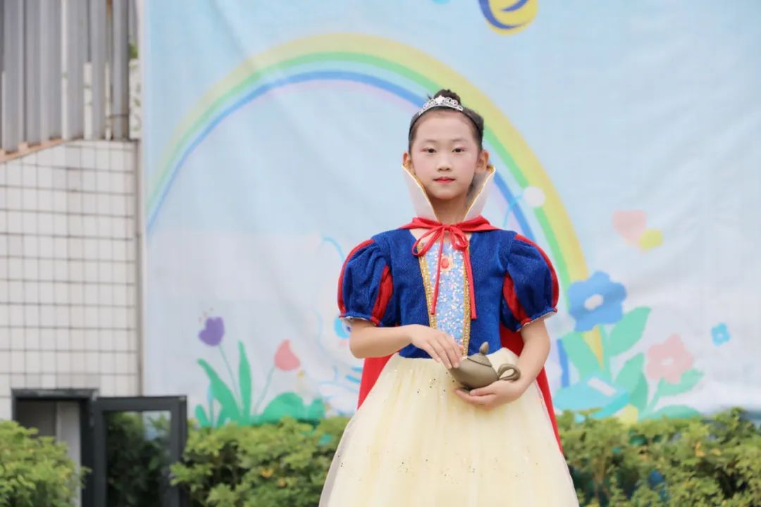 成都市双流区实验小学外国语学校兰花中队进行升旗仪式班级展示