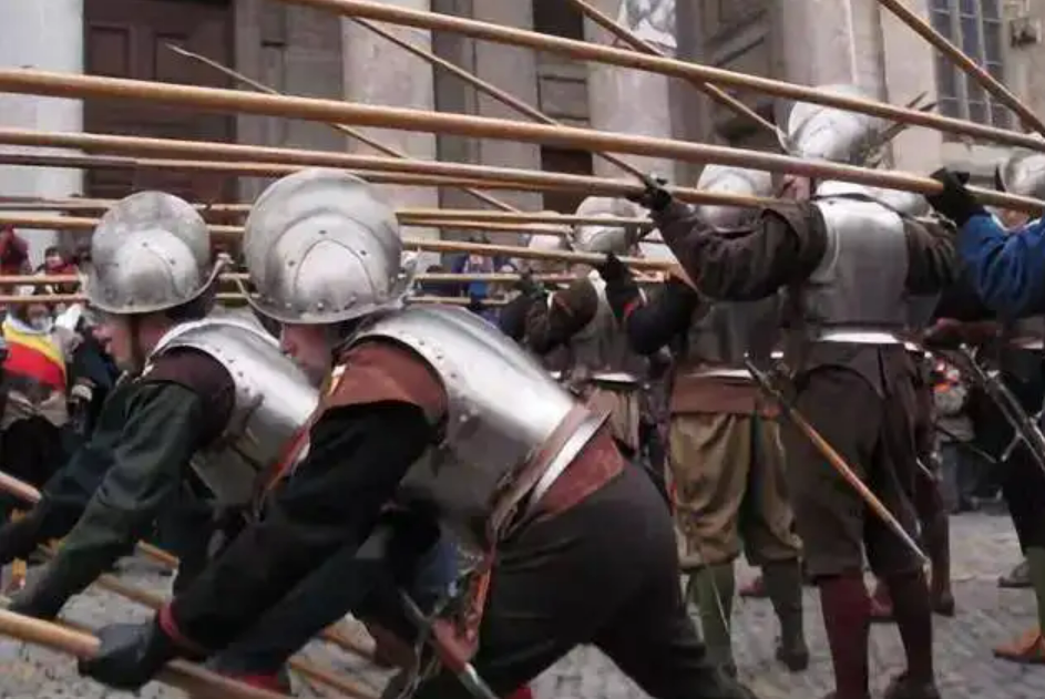 古代方阵步兵的十八般兵器,为何到了近代,只剩下长矛和火绳枪?