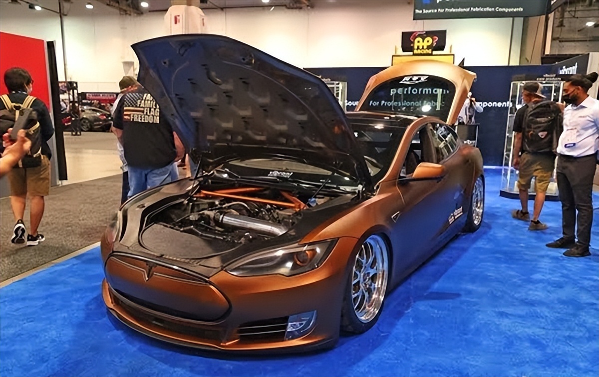 太疯狂！车主魔改特斯拉Model S：居然用发动机代替电机