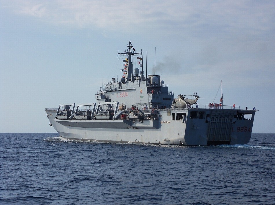 阿尔及利亚两栖攻击舰图片