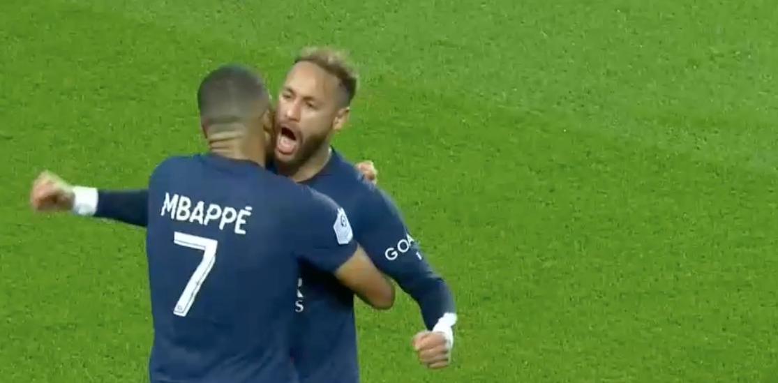 1-0！巴黎笑傲国家德比 内马尔进球拥抱感谢姆巴佩 梅西复出又中柱