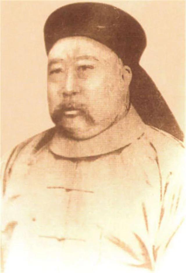 初从袁甲三讨捻,积功至总兵.率兵渡台湾,屡战卻敌.