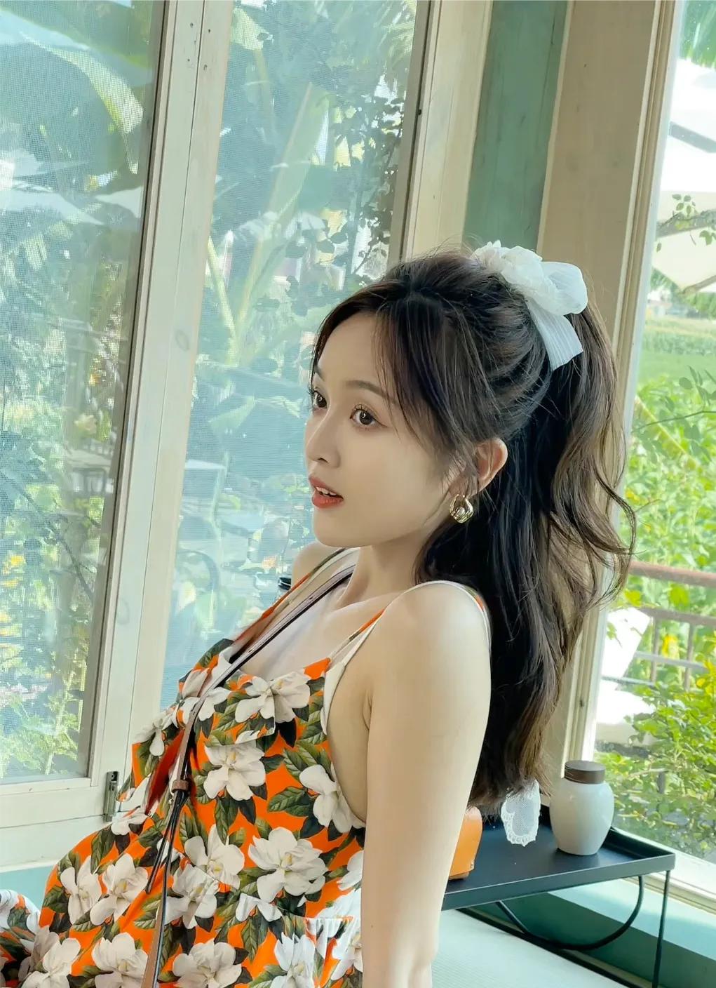 明媚阳光下，吴宣仪身穿小吊带裙，光芒万丈迷人眼呀