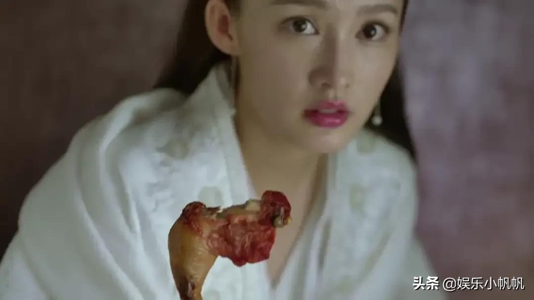 李沁宣传新剧玩出了新花样儿，海风海浪齐上阵，还光着脚丫子踩水