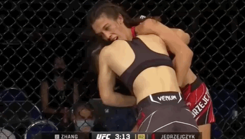 女子ufc全程回放录像视频(UFC275：张伟丽转身鞭拳KO乔安娜 赢得二番战 获得冠军挑战权)