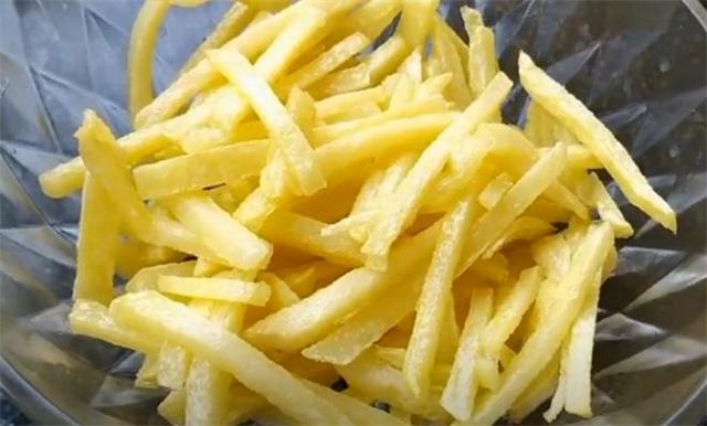 薯条怎么做（炸薯条不脆？那是方法不对，教你在家做出肯德基一样的香脆薯条）