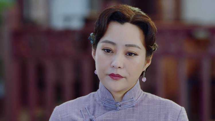 去年她出演了《东四牌楼东》中的佟格格.