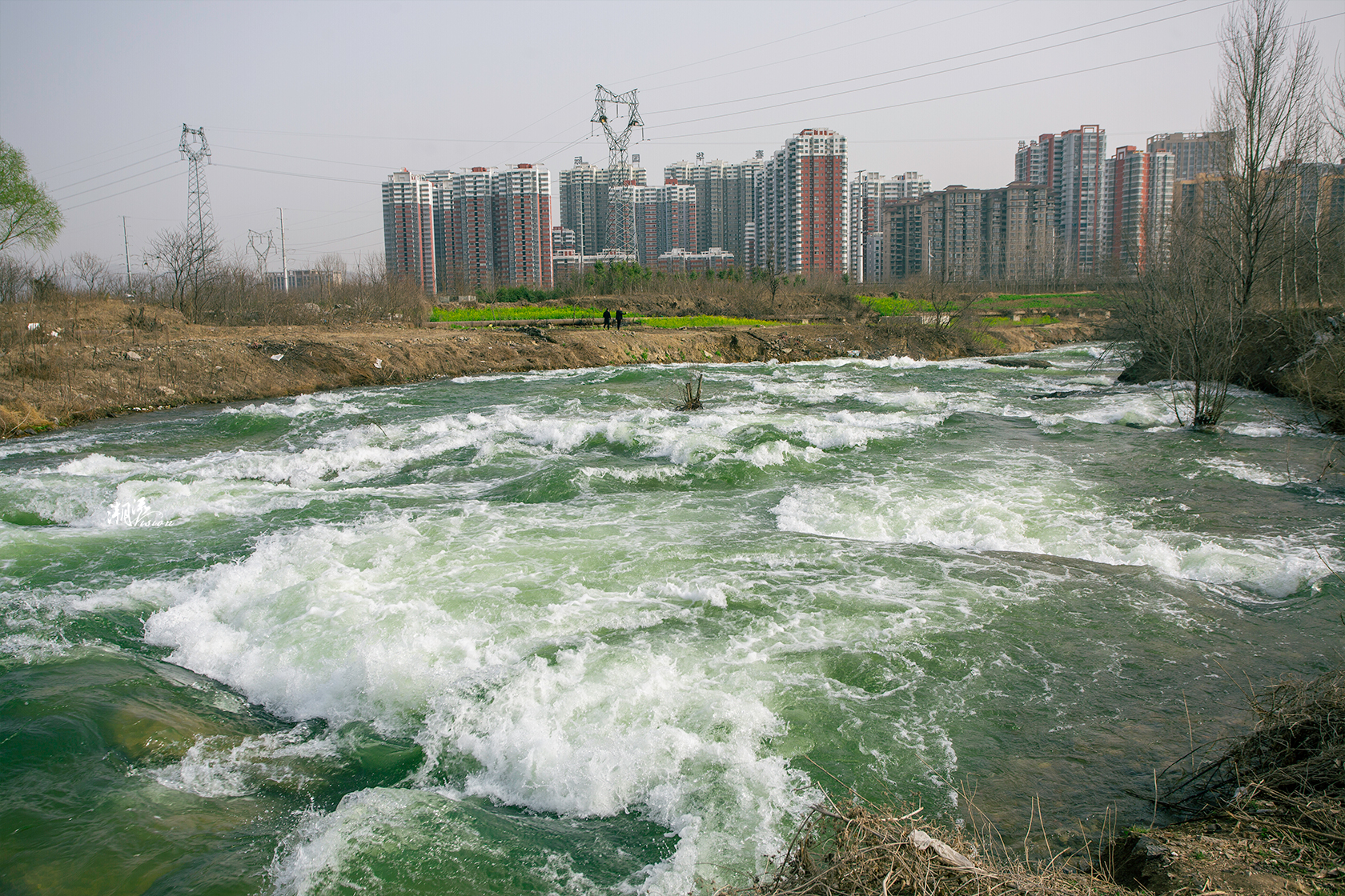 顺着河边坑洼的土路，是一片水边的住宅，平顶山湛河中央花园