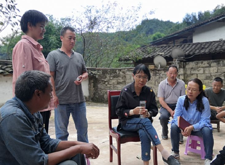 拼命三娘张桂梅校长感动身边人，领导：我们决不能捧着骨灰宣传您