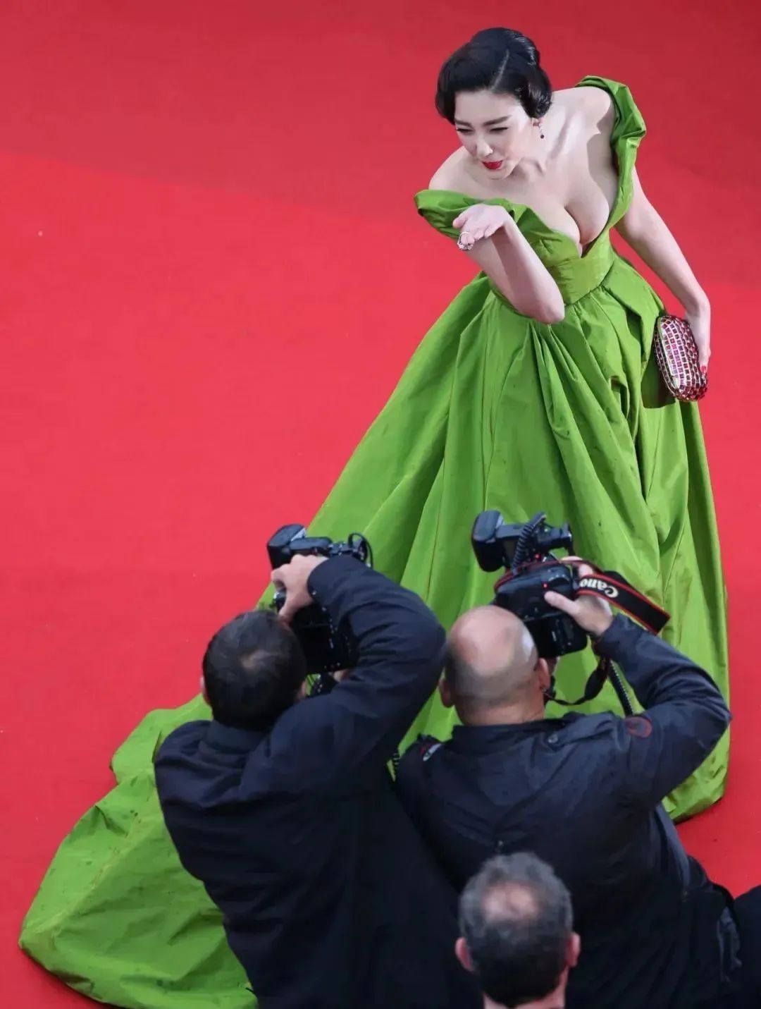 红毯狂秀20套高定的范冰冰,还是败给她了?