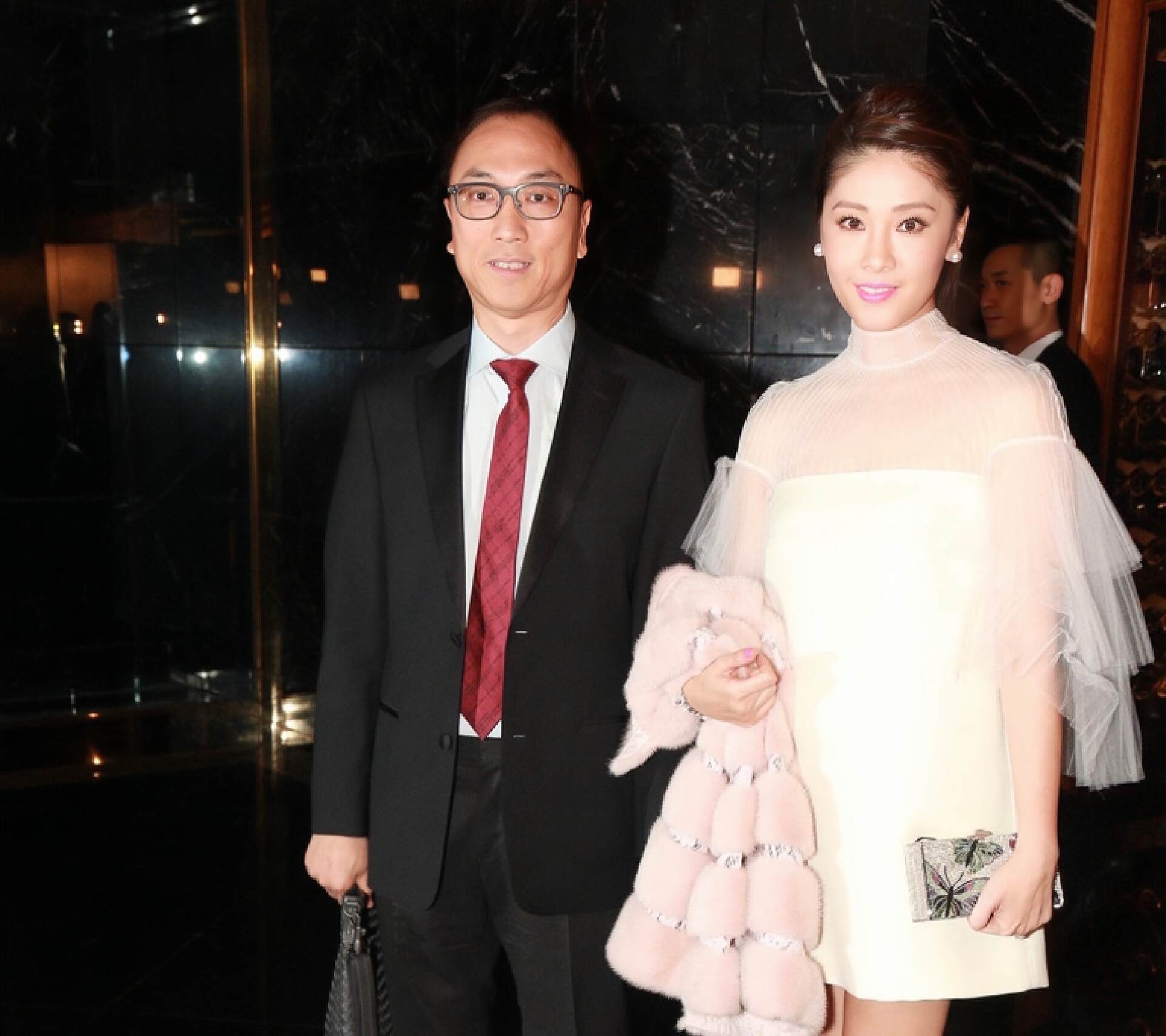 随着翁嘉穗横刀夺爱成功,李明慧几乎崩溃.