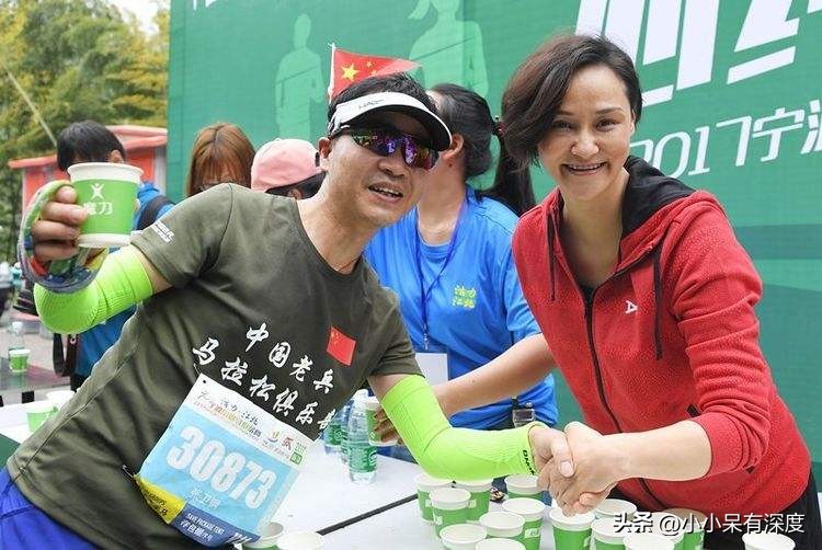 西甲中文解說哪里找（著名體育解說員蘇東，他的解說很有激情，他的前妻高敏，終獲幸福）