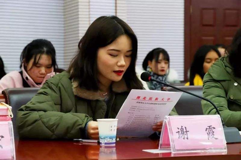 女大学生穿戴整洁睡桥底，抱着电脑专心工作，网友：“戏精”上身