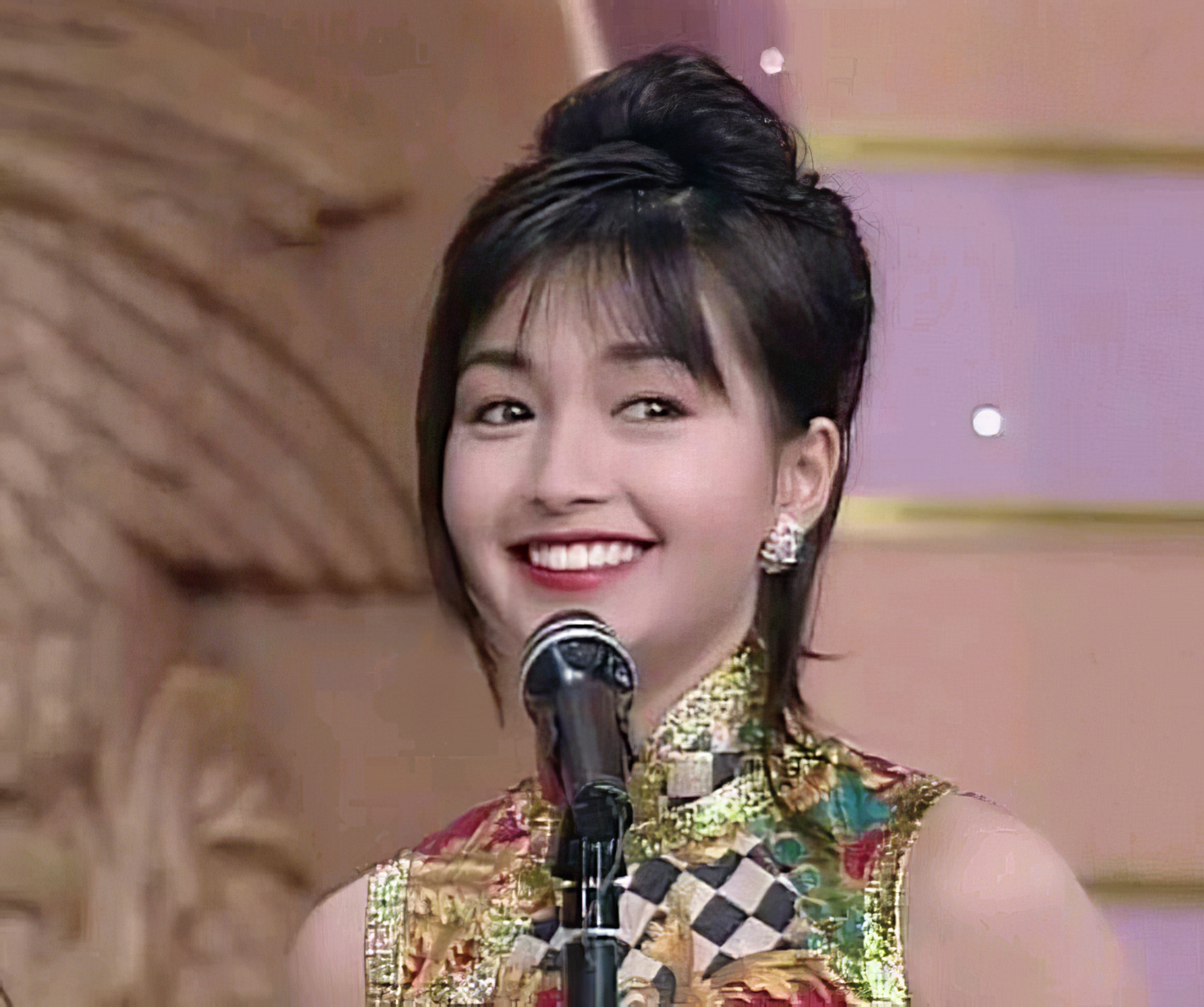1994年,她参加香港小姐竞选获得季军及最受传媒欢迎奖后进入娱乐圈 