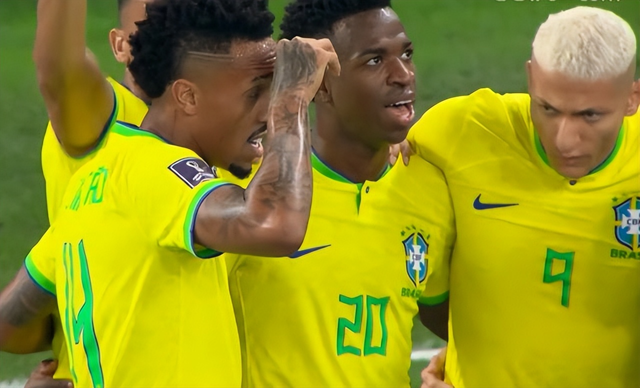 足坛疯狂一夜：巴西+葡萄牙大胜，哈兰德被绝杀，球迷跪地膜拜C罗