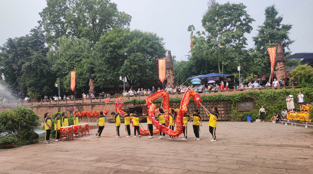 浓情端午 鼓乐龙腾——黄龙溪学校小龙队受邀参加景区文化展演活动