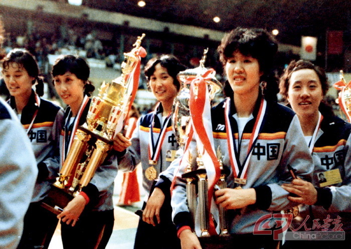 1981年排球世界杯徽标(国际排联：郎平——金子铸成的“铁榔头”)