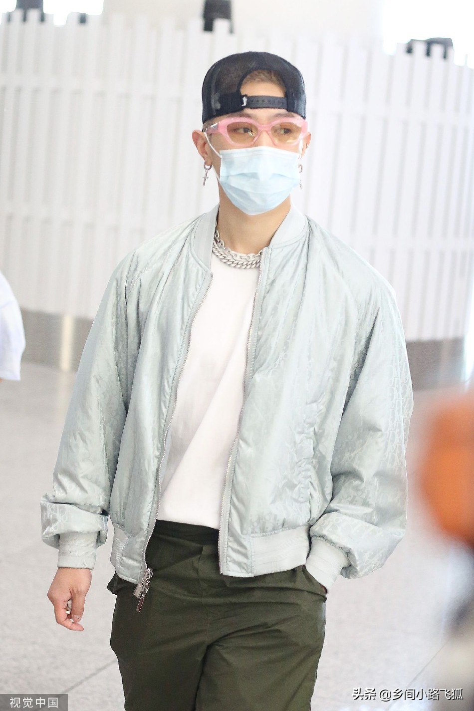 马伯骞穿棒球服现身机场 戴帽子和童趣粉色眼镜潮味十足