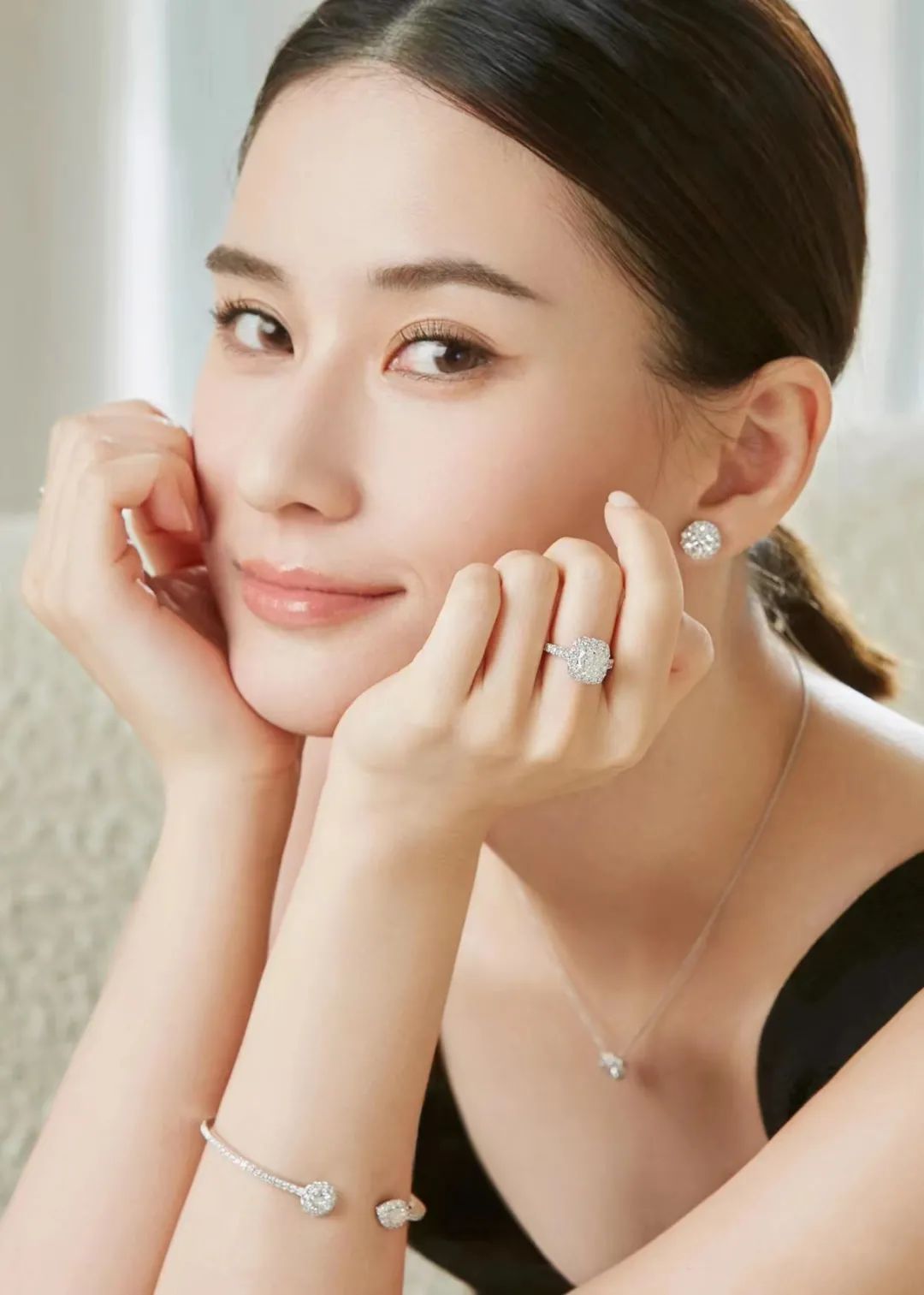 何超莲换6套礼服戴graff,窦骁白色西装绣新娘名字,婚礼太浪漫!