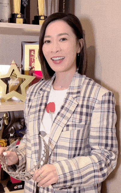 佘诗曼25年后再戴港姐桂冠 阿佘靓丽不减当年