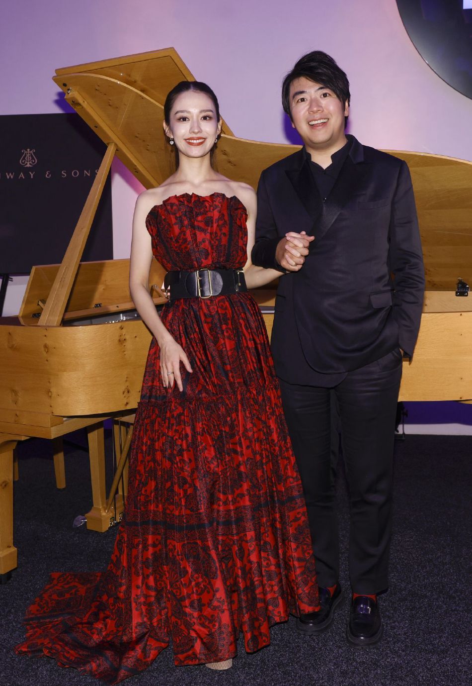 郎朗携妻子出席音乐会,吉娜一身抹胸印花长裙,优雅又显气质
