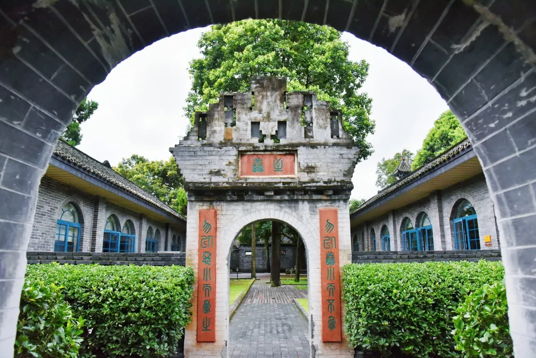 大邑这所独具“民国风”的最美学校，迎来了重量级校长