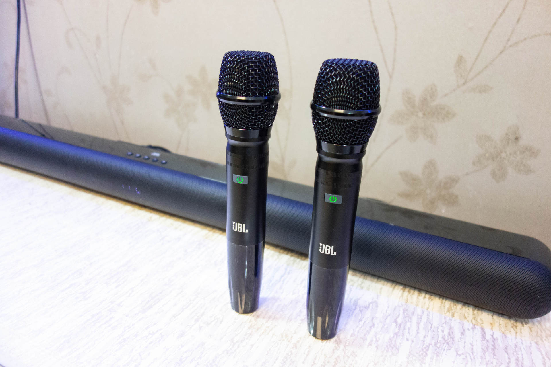 如何让客厅变成KTV？JBL KTV 350回音壁K歌不停