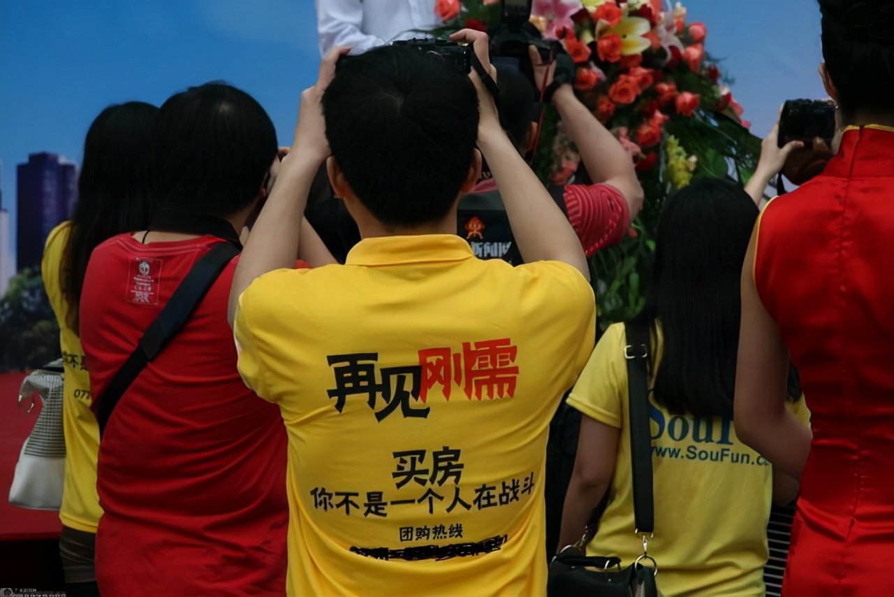 冯巩大战，和足球无关 呼和浩特房地产戳碎了谁的玻璃心？